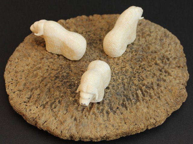 ALASKAN CARVED WALRUS FIGURES ON WHALE BONE: ALASKAN CARVED WALRUS FIGURES ON WHALE BONE Three carved animal figures mounted to a piece of old bone. Signed to the underside, "Ralph M Hawchee" Size: 8" across Condition: VGC Est.100-200