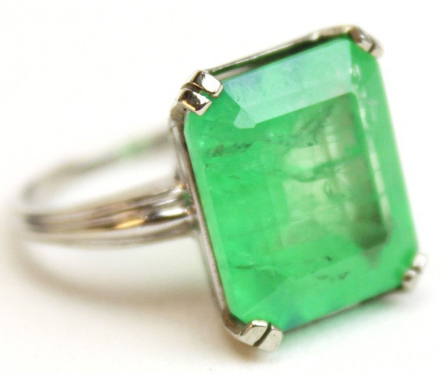 LADIES 14K WHITE GOLD COLOMBIAN EMERALD RING: LADIES 14K WHITE GOLD COLOMBIAN EMERALD RING Large Colombian emerald set in 14K white gold. Emerald measures approximately 14.15 x 12.15 x 6.25mm. Weight: 7g Size: 5.75 Condition: VGC Est.400-800