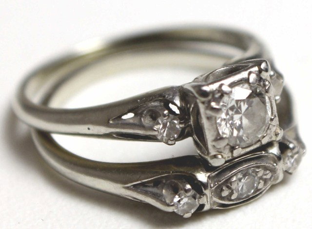 LADIES 18K WHITE GOLD & DIAMOND ESTATE RING SET: LADIES 18K WHITE GOLD & DIAMOND ESTATE RING SET A ladies 18K white gold engagement & wedding ring set. An older estate set to include an engagement ring having 3 round diamonds and a wedding ring with