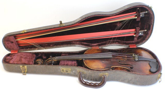 STRADIVARIUS STYLE VIOLIN IN CASE: STRADIVARIUS STYLE VIOLIN IN CASE This violin has an Antonius Stradivarius Cremonen tag. Below the name Stradivarius is Faciebat Anno 1721. The body of the violin is faded due to age and use. Needs ne