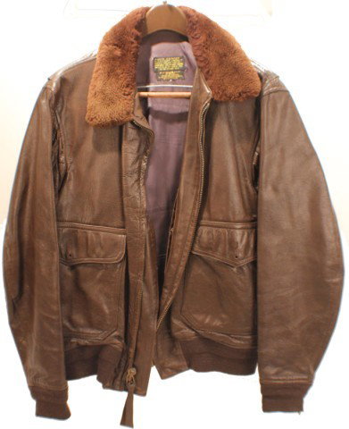 UNIFORM - US AVIATOR G1 TYPE LEATHER JACKET: UNIFORM - US AVIATOR G1 TYPE LEATHER JACKET Leather flight jacket, type G-1. Buaer - US NAVY. Approx size 44. Willis & Gieger inc. Condition: Very minor signs of wear. EST. 100-200