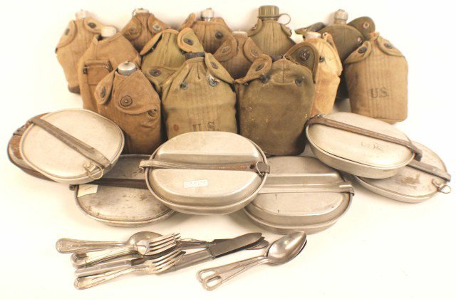 US ARMY WATER BOTTLES AND MESS KITS: US ARMY WATER BOTTLES AND MESS KITS Waterbottles in canvas carry cases (13) some with WW1 dates, others are WW2. Mess kits, 4 WW1 dated, 3 WW2 dated. Knives, forks and spoons. Condition: Fair or bette