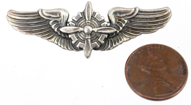 WHITE METAL AVIATOR WINGS - FLIGHT ENGINEER: WHITE METAL AVIATOR WINGS - FLIGHT ENGINEER US Army Air Forces wings for wear on the shirt. Size: 2" Condition: Very minor wear EST. 50-100