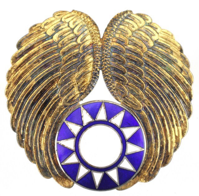 WW2 CHINESE FLYING TIGERS OFFICERS CAP BADGE: WW2 CHINESE FLYING TIGERS OFFICERS CAP BADGE Clutch and wheel back gilt metal badge with blue and white enameling. Numbered 171. Size: 2.25" Condition: Very minor wear EST. 100-200
