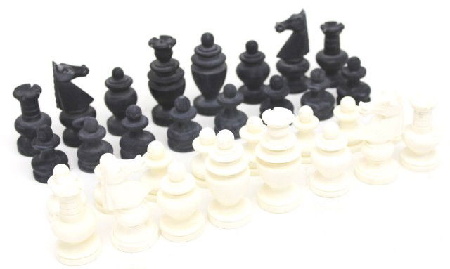 ITALIAN ALABASTER CHESS SET: ITALIAN ALABASTER CHESS SET Italian black and white alabaster chess set. Size: Pawn 2" - King 2 3/4"