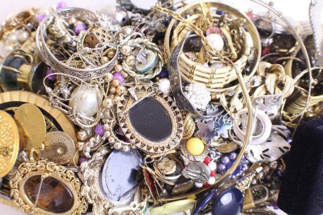 APPROXIMATELY 9 LBS OF COSTUME JEWELRY: APPROXIMATELY 9 LBS OF COSTUME JEWELRY Lot includes earrings, necklaces, pendants, rings, bracelets, pins, watches, pearls, beads, cameos, and more. Makers inlcude Sarah Covington, Napier, Avon, and M