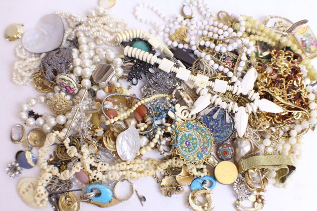 LARGE LOT OF VINTAGE COSTUME JEWELRY: LARGE LOT OF VINTAGE COSTUME JEWELRY Approximately 5.8 lbs of costume jewelry. Makers include Napier, TAT, RA, Forenza, Coro, and more. Items include pearls, rhinestone pieces, necklaces, pins, earrin