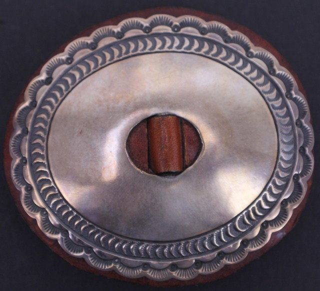 NAVAJO STERLING SILVER LEATHER BELT BUCKLE: NAVAJO STERLING SILVER LEATHER BELT BUCKLE Navajo Indian hand made sterling silver and leather belt buckle done by Randy Boyd. Weight: 121.1g Size: 3.175 x 2.625"