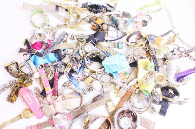 DEALERS LOT OF LADIES QUARTZ FASHION WATCHES: DEALERS LOT OF LADIES QUARTZ FASHION WATCHES Lot of 80 ladies fashion quartz watches. Makers include Seiko, Cannes, Anne Klein, Geneva, Narmi, Swap, Boca Classics, Timex, Gucci, Sarah Coventry, Guess,