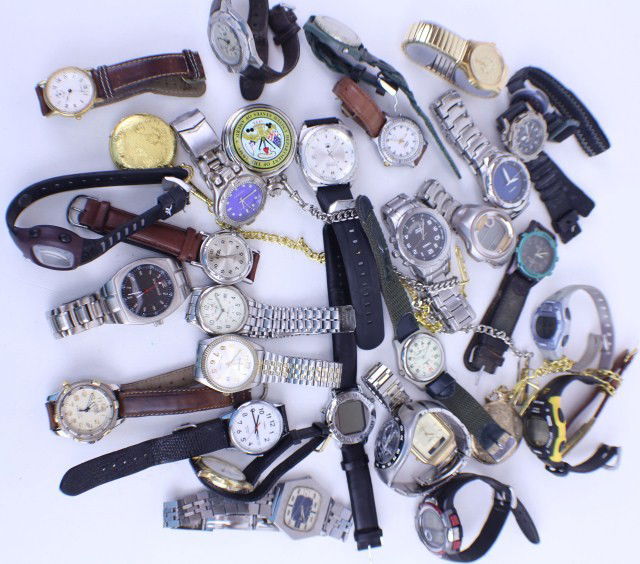 LOT OF 30+ MEN'S FASHION WATCHES: LOT OF 30+ MEN'S FASHION WATCHES Mixed lot of men's wrist watches and pocket watches including; Fossil, Timex, Maxi, Bulova, and more.