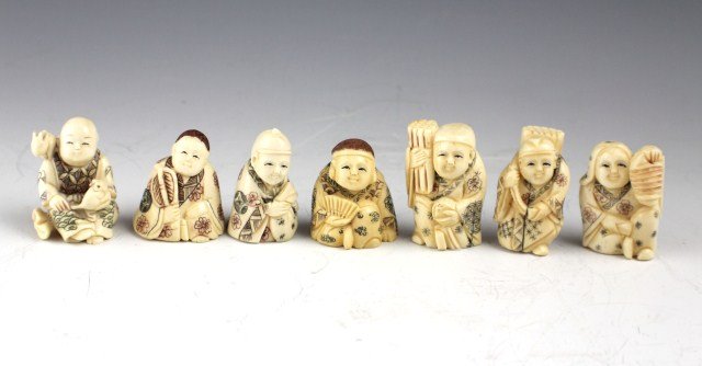 7 IVORY CARVED NETSUKE MEN: 7 IVORY CARVED NETSUKE MEN 7 Elephant Ivory carved netsuke men. Men are sitting or kneeling and smiling . Men are holding various items including fans, sacks, rats, and others. Size: approx 1.5''