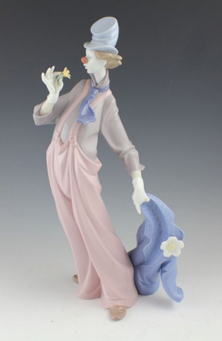 LLADRO PORCELAIN FIGURE "A MILE OF STYLE" #6507: LLADRO PORCELAIN FIGURE "A MILE OF STYLE" #6507 01006507 A MILE OF STYLE. Issue Year: 1998. Retirement Year: 1998. Sculptor: José Luis Santes. Size: 13.5"