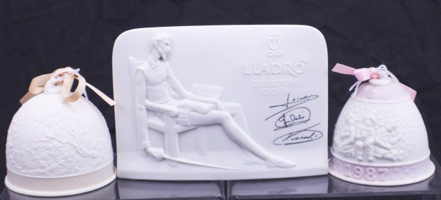 LLADRO PORCELAIN PLAQUE & 2 BELLS: LLADRO PORCELAIN PLAQUE & 2 BELLS Lladro Collector's Society plaque and 2 bells. Bells: 01015458 1987 CHRISTMAS BELL. Issue Year: 1987. Retirement Year: 1989. Sculptor: José Roig. 01017615 FALL BELL.