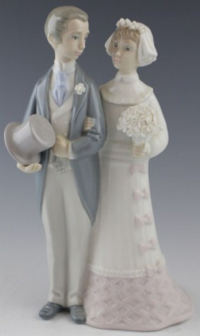 LLADRO PORCELAIN FIGURE - #4808 WEDDING: LLADRO PORCELAIN FIGURE - #4808 WEDDING 01004808 WEDDING. Issue Year: 1972. Retirement Year: 2005. Sculptor: Julio Fernández. Figure comes in original box. Size: 7.5''