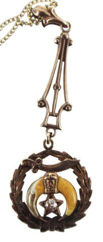 10K YELLOW GOLD NECKLACE SHRINER PENDANT: 10K YELLOW GOLD NECKLACE SHRINER PENDANT Chain link yellow gold necklace of 17 inches in length to which a Shriners pendant is attached: a scimitar rests on a keystone which connects the claw crescent