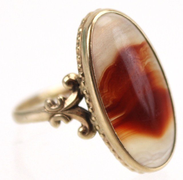 LADIES 10K GOLD BI-COLOR CARNELIAN RING: LADIES 10K GOLD BI-COLOR CARNELIAN RING 10K yellow gold ring with an oval cut bi-color carnelian. Size: 7.25 Weight: 3.1g