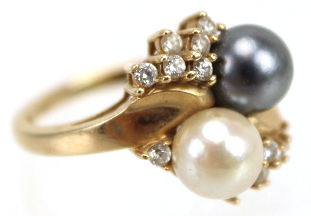 LADIES 14K YELLOW GOLD PEARL RING: LADIES 14K YELLOW GOLD PEARL RING 14K yellow gold ring with a Tahitian and a white pearl accented by 14 small cz stones. Size: 7 Weight: 4.8g