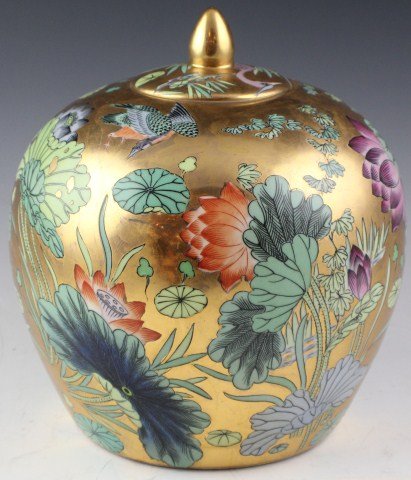 LARGE CERAMIC CHINESE GINGER JAR: LARGE CERAMIC CHINESE GINGER JAR Hand painted ginger jar. Size: 11" tall