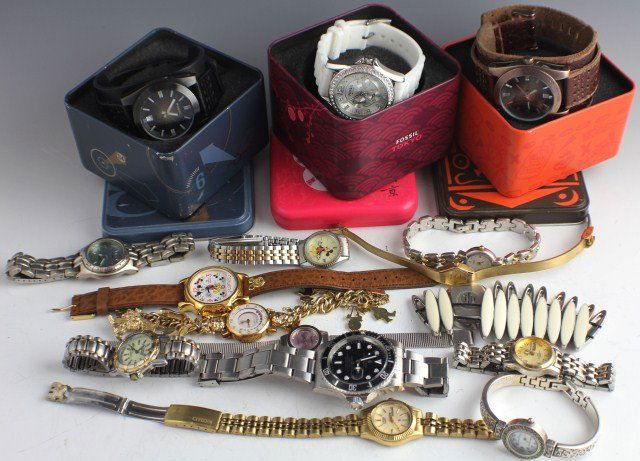 LOT 15 MENS & WOMENS QUARTZ WATCHES FOSSIL CITIZEN: LOT 15 MENS & WOMENS QUARTZ WATCHES FOSSIL CITIZEN A grouping of 15 men's and women's watches. Inluding Fossil, Citizen, Rumours, Anne Klein, Vivani, Lorus, Caravelle by Bulova, Elgin, and Vanity Fair