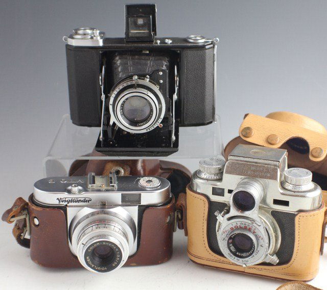 LOT OF 3 CAMERAS BOLSEY ZEISS AND VOIGTLANDER: LOT OF 3 CAMERAS BOLSEY ZEISS AND VOIGTLANDER Bolsey 35 Model C twin lens reflex camera with leather case and strap. Zeiss Ikon, Ikonta 521/16 serial number 056169, with novar anastigmat 1: 3,5 f 75mm