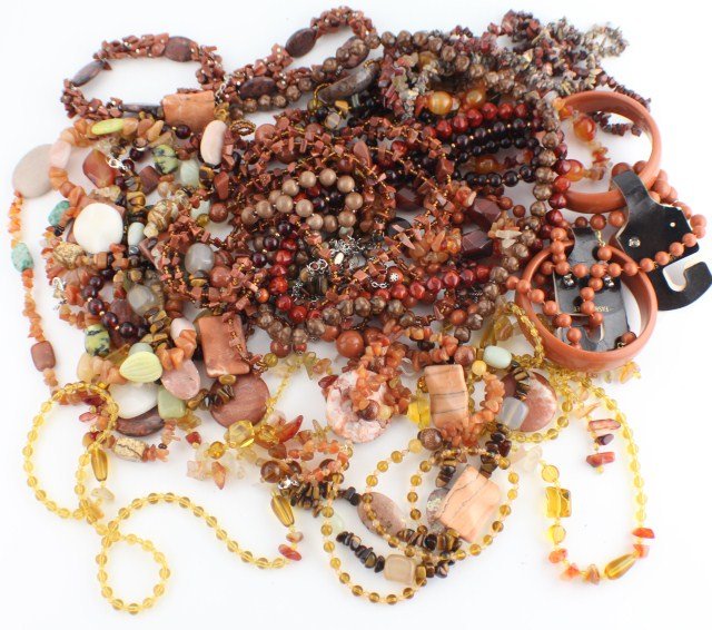 MIXED LOT OF COSTUME JEWELRY AMBER & RUST: MIXED LOT OF COSTUME JEWELRY AMBER & RUST 22 necklaces and 4 bracelets made of various beads and stones in mostly amber and rust colors. Some beads/stones may be missing. Weight: 3.5 lbs, Size: varies