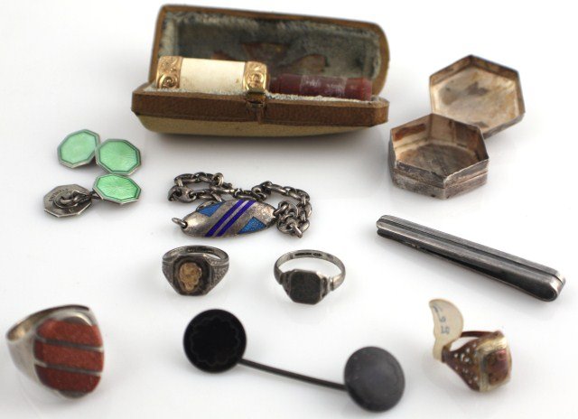 MEN'S STERLING SILVER ACCESSORIES: MEN'S STERLING SILVER ACCESSORIES Sterling pill box; two tie tacks; cuff links; four rings; bracelet. Also included is vintage Meerschaum pipe bowl with case. Weight: 2.085ozt (without pipe), Size: va