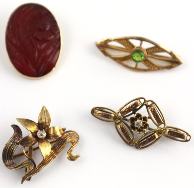 LOT OF VINTAGE YELLOW GOLD PINS: LOT OF VINTAGE YELLOW GOLD PINS Three 10K pins (two floral, one with green stone) and 14K carved Carnelian pendant. Weight: 5g 10K 5g 14K, Size: varies, Est. 150-250, Lot 30581