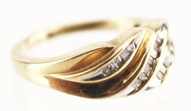 LADIES 10K YELLOW GOLD & DIAMOND FASHION RING: LADIES 10K YELLOW GOLD & DIAMOND FASHION RING A ladies 10K yellow gold fashion ring with small baguette diamonds. Weight: 3.3g, Size: 6.75, Est. 75-150, Lot 30619