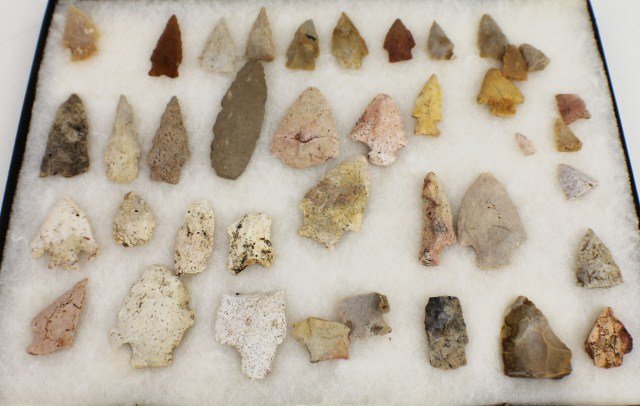 FLORIDA INDIAN - NATIVE AMERICAN POINTS: FLORIDA INDIAN - NATIVE AMERICAN POINTS 39 Florida Native American (Indian) napped points in a black case. All field finds from in and around Leon County Florida. Size: 16 x 12", Est. 50-100, Lot: 321