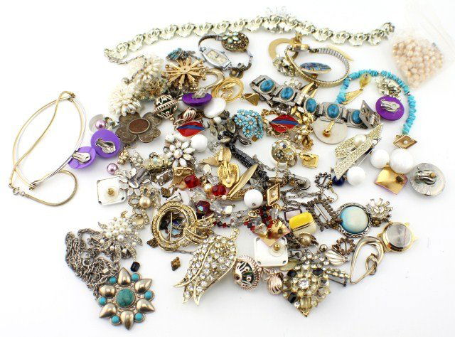 LADIES COSTUME JEWELRY LOT EARRING NECKLACES +: LADIES COSTUME JEWELRY LOT EARRING NECKLACES + Costume jewelry lot of necklaces, earrings, brooches, and more. Makers include Weiss, Monet, Coro, Trifari, Lisner, and Sarah Coventry. Also included are