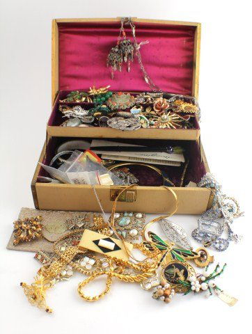 MIXED LOT VINTAGE COSTUME JEWELRY: MIXED LOT VINTAGE COSTUME JEWELRY Monet, Corro Craft, Sarah Covington; rhinestones; pins; charms; necklaces; bracelets; earrings. Weight: 4.6 lbs, Est. 70-150, Lot: 32264a