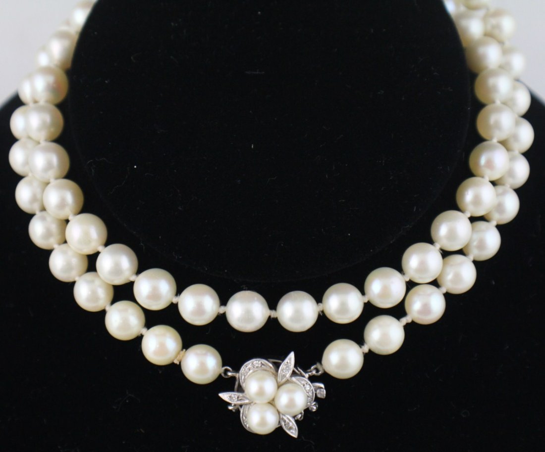LADIES 7MM PEARL NECKLACE 14K GOLD & DIAMOND CLASP: LADIES 7MM PEARL NECKLACE 14K GOLD & DIAMOND CLASP A pearl necklace with 7.5mm cream colored pearls. With a 14K white gold and diamond clasp. Size: 20" Est. $ 100-200 Lot 31452