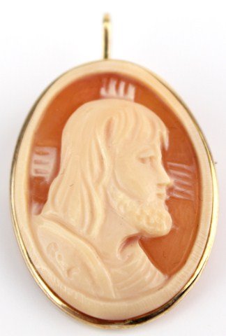 LADIES 14K GOLD ITALIAN CARNELIAN CAMEO BROOCH PIN: LADIES 14K GOLD ITALIAN CARNELIAN CAMEO BROOCH PIN Hand carved carnelian brooch or pendant. 14K yellow gold bezel. Signed Italian cameo by M+M Scognamiglio. Weight: 3g Size: 1" Est. $50-100 Lot: 33092