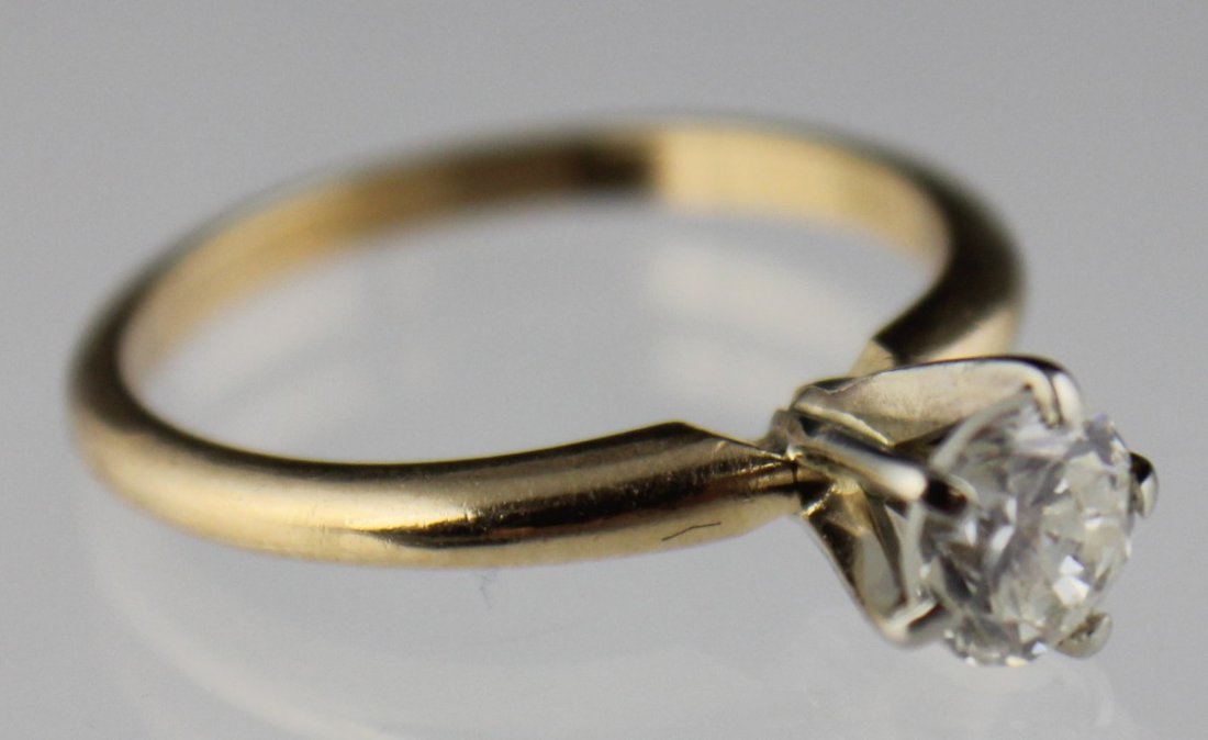 .69 CARAT DIAMOND SOLITAIRE RING: .69 CARAT DIAMOND SOLITAIRE RING Slightly over 2/3 of a carat set in a six prong yellow gold mounting. H color SI2 clarity. Weight: 2.3g Est. $300-500 Lot: 33106b