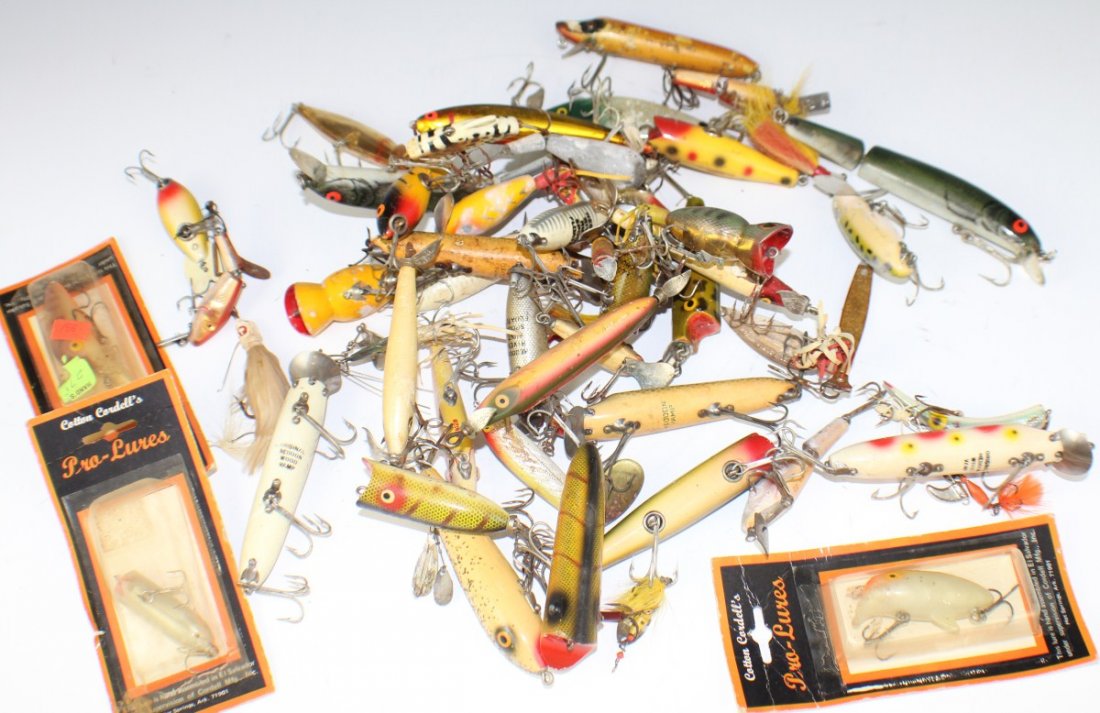 MIXED LOT OF VINTAGE FISHING LURES: MIXED LOT OF VINTAGE FISHING LURES 30 plus, see pictures for details. Est. $100-300 Lot: 33299b