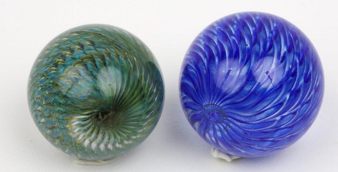 LOT OF TWO SIGNED GLASS JIM DAVIS MARBLES: LOT OF TWO SIGNED GLASS JIM DAVIS MARBLES Jim Davis signed marbles 1. Green peacock 38mm. 2. Blue with white swirl 32mm. Est. $20-40 Lot: 33314