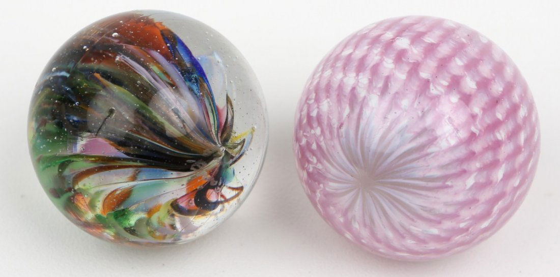 LOT OF TWO SIGNED GLASS JIM DAVIS MARBLES: LOT OF TWO SIGNED GLASS JIM DAVIS MARBLES Jim Davis signed marbles 1. Pink peacock 40mm. 2. Rainbow onionskin 38.5mm Est. $20-40 Lot: 33315