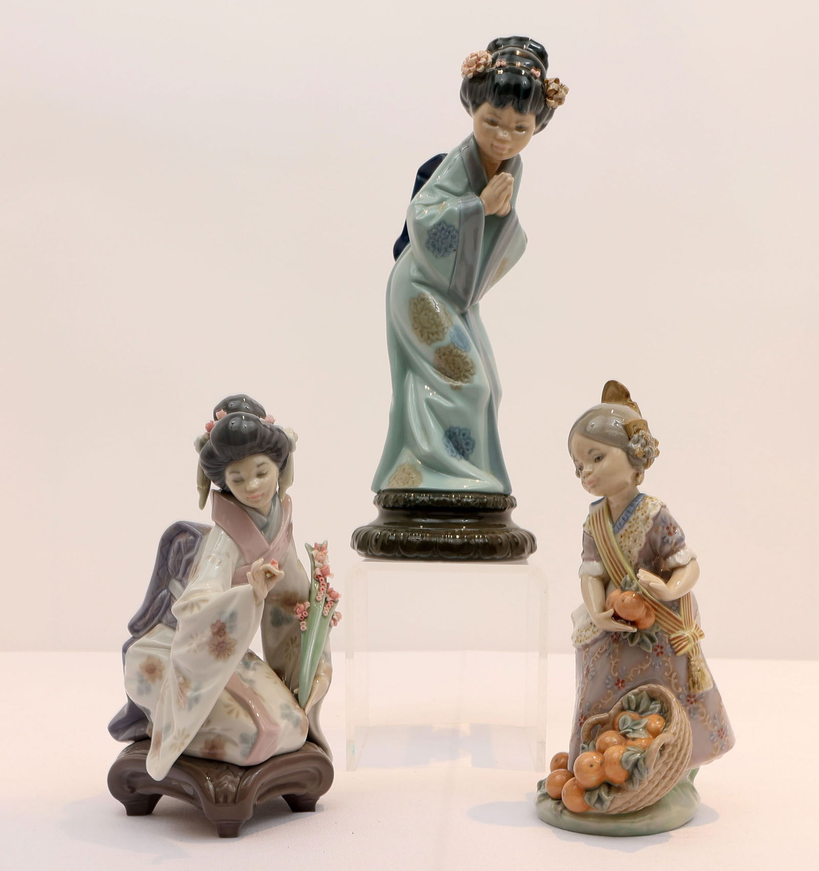 LLADRO LOT OF 3 FEMALE FIGURINES (1 of 3)