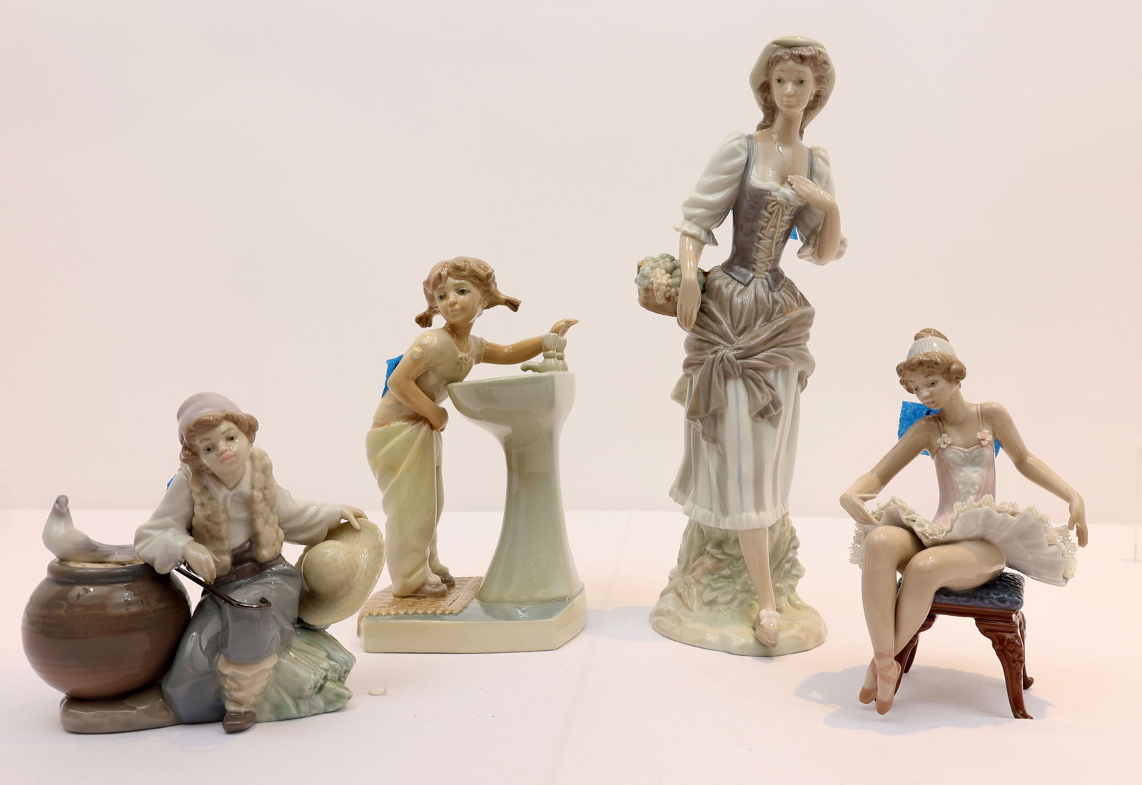 LLADRO LOT OF 4 MIXED FIGURINES (1 of 3)