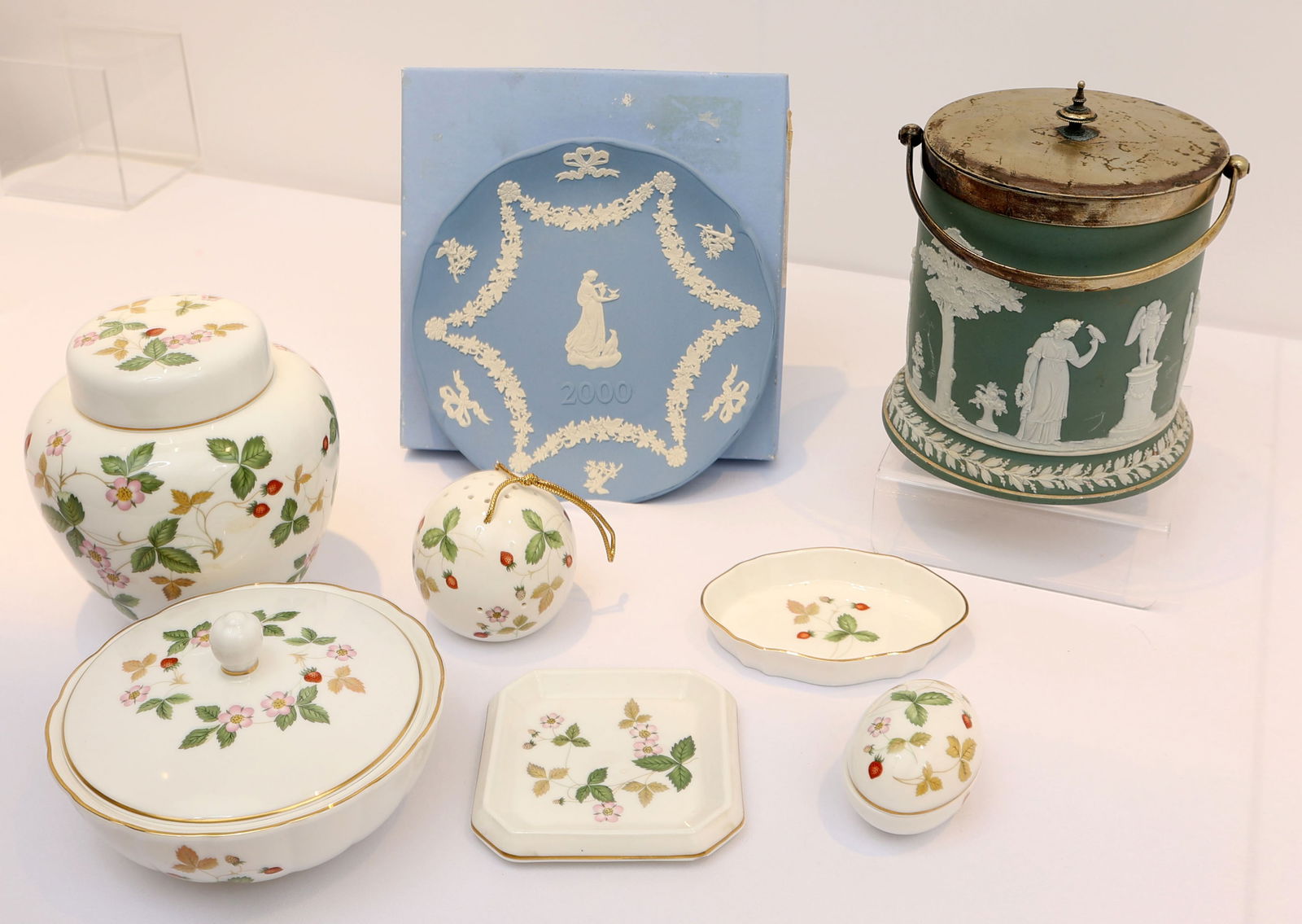WEDGEWOOD DEALER LOT OF 8 PIECES (1 of 3)