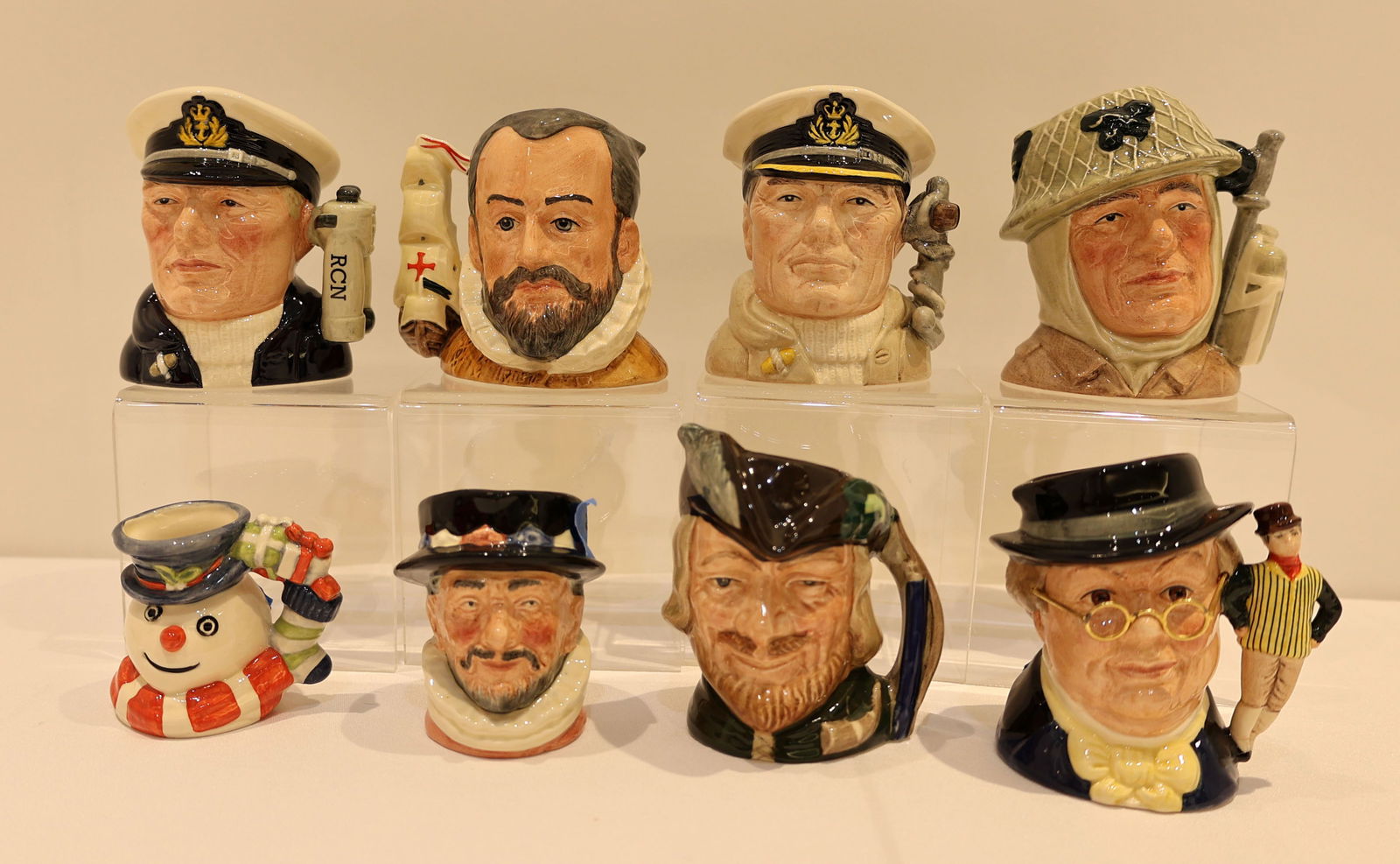 ROYAL DOULTON SMALL TOBY JUGS LOT OF 8 (1 of 3)