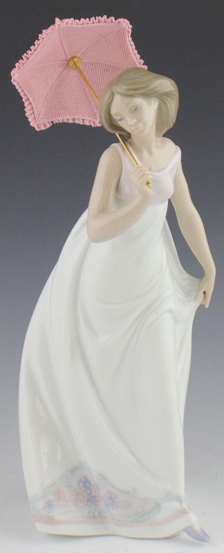 LLADRO PORCELAIN FIGURE #7636 AFTERNOON PROMENADE: LLADRO PORCELAIN FIGURE #7636 AFTERNOON PROMENADE Issue Year: 1995, Retirement Year: 1998, Sculptor: José Puche. Size: 11 x 4.2"