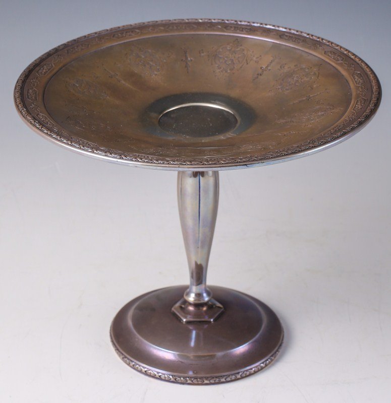 TOWLE STERLING SILVER REPOUSSE COMPOTE: TOWLE STERLING SILVER REPOUSSE COMPOTE A sterling silver compote by Towle Silversmiths. Louis XIV pattern. Filled base. Minimalist repousse pattern on dish as well as base rim. Weight: 373g Size: 6 1/