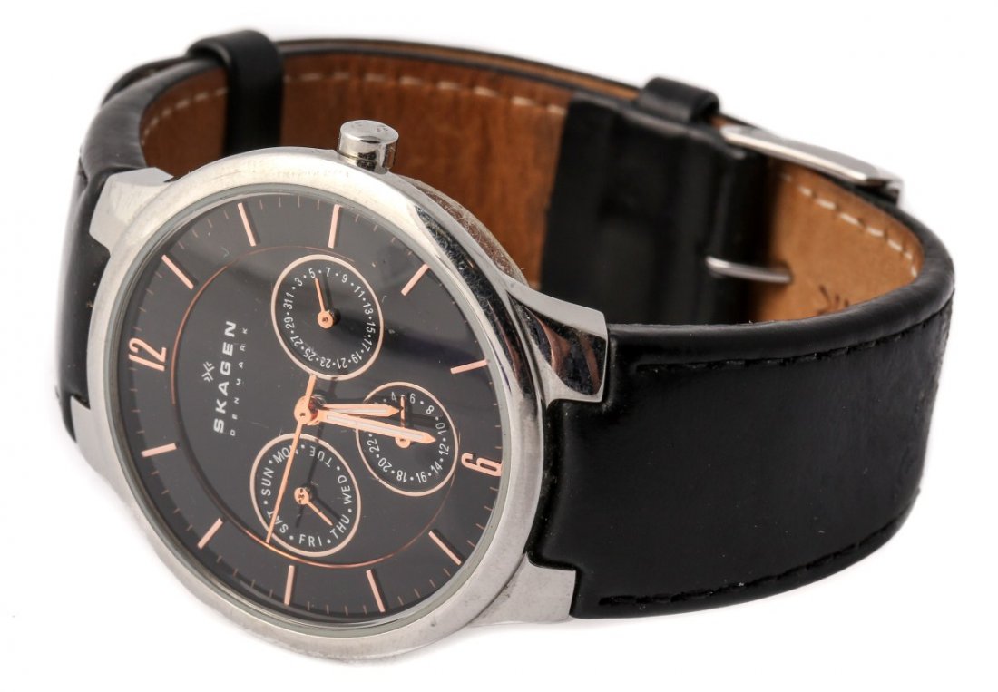 MENS SKAGEN WRISTWATCH MODEL 331LSLB0 BLACK DIAL: MENS SKAGEN WRISTWATCH MODEL 331LSLB0 BLACK DIAL A Men's Skagen Denmark watch Model 331LSLB0. Black dial with bronze colored batons and luminous hands. Black leather band.