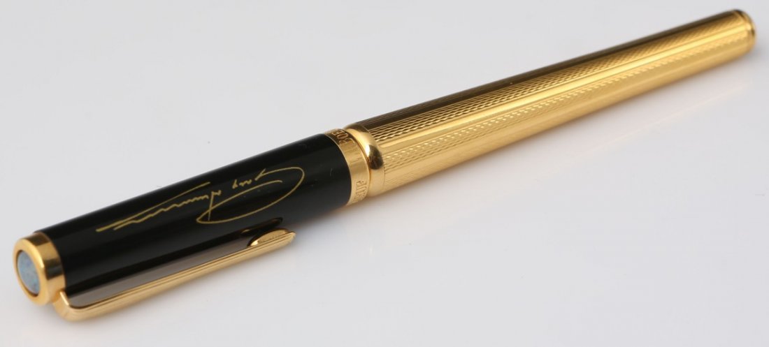 GREG NORMAN LE BOEUF LIMITED EDITION FOUNTAIN PEN: GREG NORMAN LE BOEUF LIMITED EDITION FOUNTAIN PEN Le Boeuf Ltd Edition Pen with Greg Norman gold lacquered signature. Great never been inked Medium 18k nib fountain pen, in ceramic tile wooden present