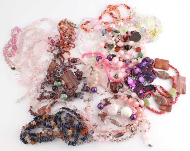 MIXED LOT OF PEARL COSTUME JEWELRY PINKS & PURPLES: MIXED LOT OF PEARL COSTUME JEWELRY PINKS & PURPLES 18 necklaces and 9 bracelets made of various beads and stones in mostly pinks and purples. Some beads/stones may be missing. Weight: 2.3 lbs