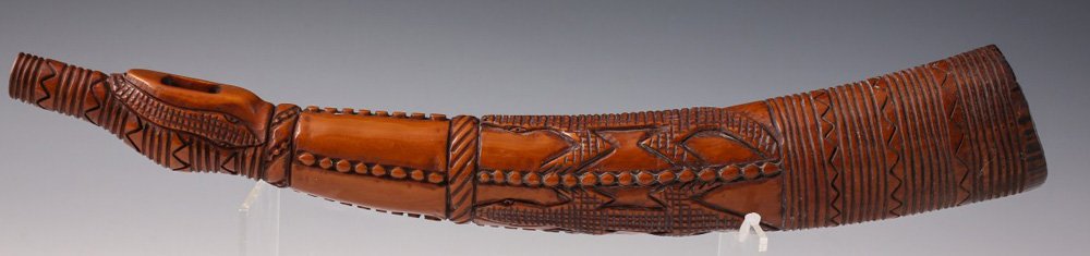 SMALL AFRICAN CARVED IVORY OLIPHANT LIZARDS: SMALL AFRICAN CARVED IVORY OLIPHANT LIZARDS A small African carved ivory oliphant, or side trumpet. Three prone lizards have been carved into mid section, circular rings and waves line base. Diamond s
