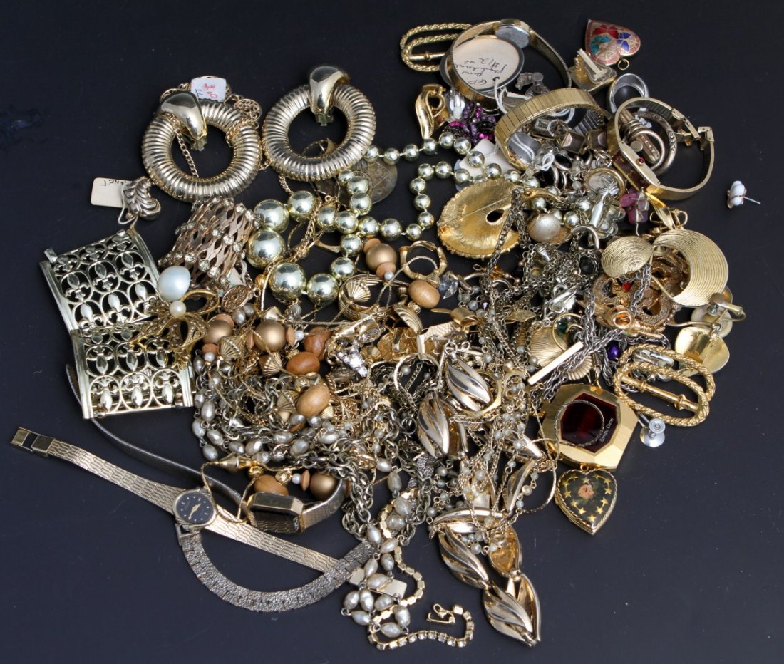 LARGE LOT OF LADIES MIXED GOLD COLORED JEWELRY: LARGE LOT OF LADIES MIXED GOLD COLORED JEWELRY 50+ pieces of pins, pendants, watches, earrings, necklaces and more. Weight: 1.4 lb
