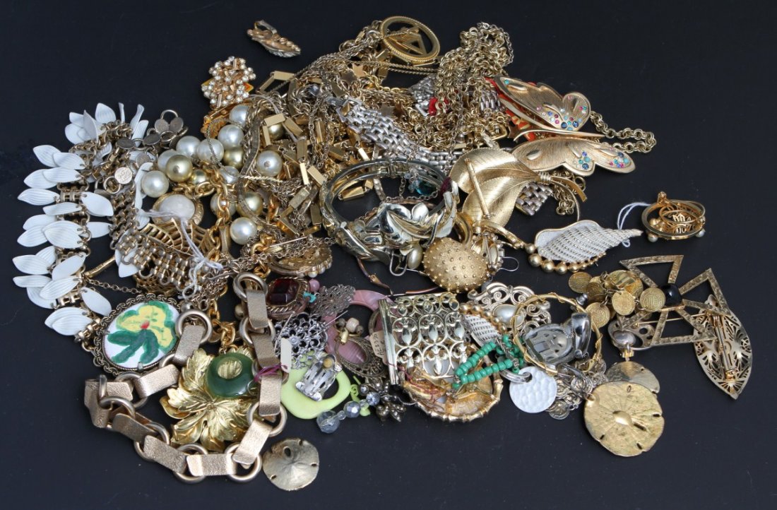 LARGE LOT OF LADIES MIXED GOLD COLORED JEWELRY: LARGE LOT OF LADIES MIXED GOLD COLORED JEWELRY 50+ pieces of mostly bracelets earrings, and necklaces. Weight: 1.4 lb