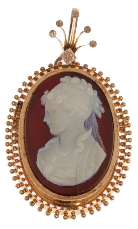 LADIES 14K GOLD VICTORIAN MOURNING BROOCH PIN: LADIES 14K GOLD VICTORIAN MOURNING BROOCH PIN Victorian mourning cameo brooch pin or pendant. Highly detailed carved cameo with carnelian background. Set in detailed 14K yellow gold bezel. Weight: 15.